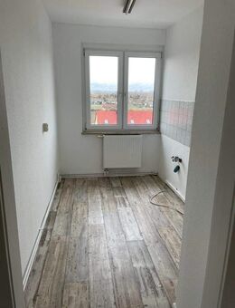 Schöne helle frisch renovierte und sofort verfügbaren, 3 Zimmerwohnung mit Balkon - Heldrungen