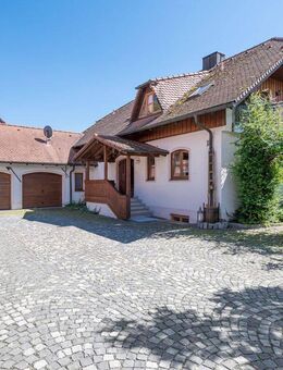 Wohnidylle mit Doppelgarage, grünem Garten und Nebengebäude - Wiesent