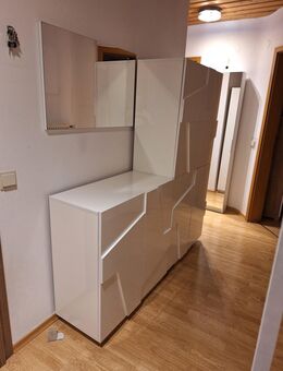 Dreiteilige Eingangsmöbelgarnitur, bestehend aus Sockel mit Säule, Spiegel und Garderobenständer - Burgau