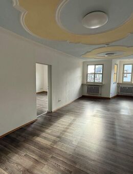 Altbaujuwel am Marktplatz: schöne Wohnung mit Einbauküche! - Fürth