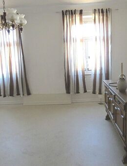 Preisgünstig - Teilsanierte 4-Zimmer Wohnung mit Gartenanteil zentral in Rot am See - Rot (See)