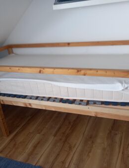 Sehr schönes hochwertiges Kinderbett (Kiefernholz m. Bienwachslasur/ Eigenbau) // Matratze neu & Lattenrost neu (90x200cm) - München