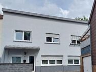 Großzügige, neu renovierte Wohnung (2 Pers) im OG eines 2 FHS, Balkon, Hofgelände und Stellplatz, zentral und doch ruhig, in Rohrbach - Sankt Ingbert Zentrum
