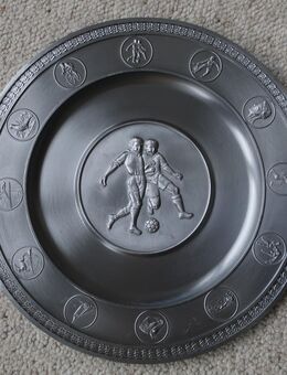 Deko Wand Sport-Wandteller Bleiteller Fußballer silber Ø 23 cm - Niddatal