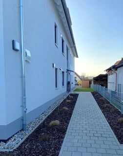 Neuwertige Erdgeschosswohnung mit Garten inkl. zwei Stellplätze