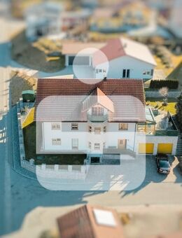 Platz für Ihre Visionen: Exklusives Zweifamilienhaus mit Praxis in Eging am See! - Eging (See)