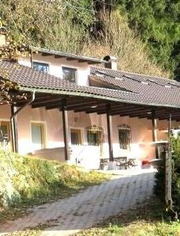 absolute Alleinlage - Landhaus mit 4 Wohneinheiten und mit Sauna, Whirlpool, Außenpool und ca. 8500 m² Grund im Landkreis Deggendorf - Lalling