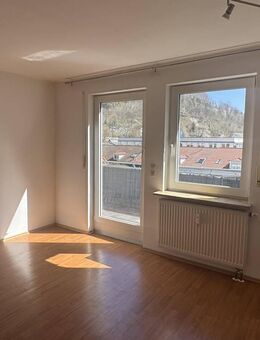 Helle 2,5-Zimmer-Dachgeschosswohnung mit 2 Balkonen und 2 Duplexparker - Geislingen (Steige)
