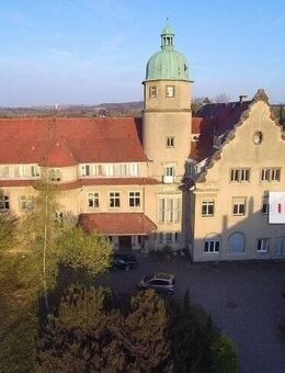 IMMOBERLIN.DE - Schloss Helmsdorf! Historisches Gutshaus mit viel Potential auf herrschaftlichem Anwesen an den Ufern der Wesenitz - Stolpen