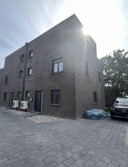 5,5 Zi. Neubau - Erstbezug: wunderschöne Stadt-DHH mit Dachterrasse, Wärmepumpe, Photovoltaik - Norderstedt
