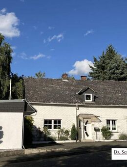 Gemütliches Einfamilienhaus mit Doppelgarage, Teich und Gartenloggia in Weitefeld! - Weitefeld
