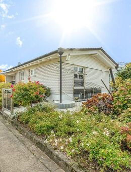 Von herbstlicher Farbenpracht umgeben: Ein Bungalowtraum mit Wintergarten und großem Grundstück - Ottersweier