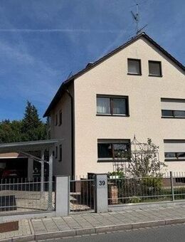 3-Familienhaus in Nürnberg-Altenfurt mit zwei freien Wohnungen, zwei Garagen und Carport - Nürnberg