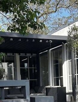 Elegantes Haus im Bungalow-Stil mit großem Grundstück, Nebengelass und Pool in Altglienicke - Berlin