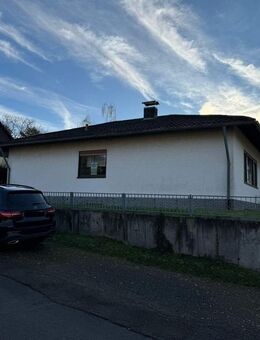 Einfamilienhaus (Walmdachbungalow) in naturverbundener Wohnlage von Königswinter-Frohnhardt - Königswinter