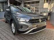 VW T-Roc, 1.5 TSI Life Life, Jahr 2024 - Frankfurt (Main)