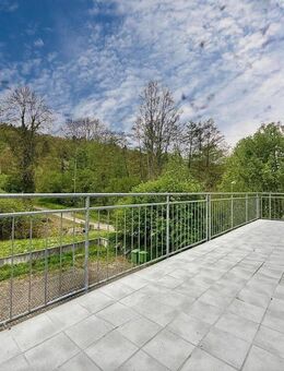 Elegante OG-Wohnung mit wundervollem Blick ins Grüne mit excellenter Verkehrsanbindung in Bretten! Hybrid-Heizung und Solaranlage! - Bretten