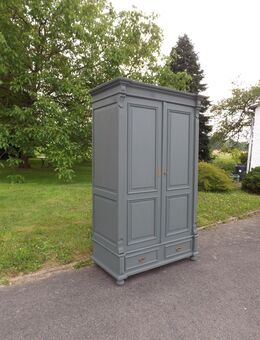 Wohnfertiger Schrank, kreidefarben (Farrow & Ball „Green Smoke“). - Königswinter