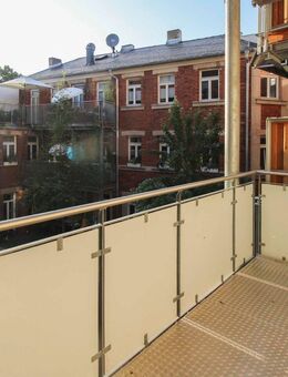 Bezugsfreie 4-Zimmer-Wohnung mit Balkon und zwei Bädern im Herzen von Fürth - Fürth