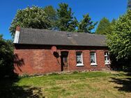 Älteres Wohnhaus mit Schirm, Charme und Melone in Arle - Großheide