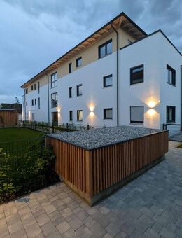 Knallhart kalkuliert! Sonderpreis 3-Zi.-Penthouse mit XXL-Dachterrasse + Lift + TG! Bezug in 09 / 2025. - Tittmoning