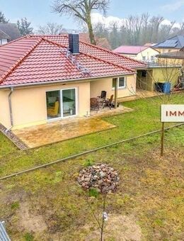 IMMOBERLIN.DE - Energieeffizienter & eleganter Bungalow mit Sonnengarten in ländlicher Lage - Fehrbellin