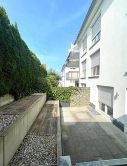 Wo Ruhe auf Nähe der Großstadt trifft – Diepersdorf: Stilvolle 3-Raum-Maisonetten-Wohnung mit Einbauküche, Terrasse & Carport. - Leinburg