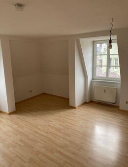Schmucke 2-Raum-Dachgeschosswohnung sucht neue Bewohner. Küche und Bad mit Fenster, Wanne und Aufzug - Gera