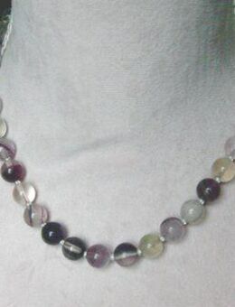 Edelsteincollier mit dem Fluorit - Stemmen
