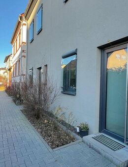 Modernes Wohnglück mit grüner Oase - Reihenmittelhaus in Wiesbaden-Erbenheim - Wiesbaden