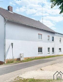 Ländlicher 3-Seiten-Hof zur Sanierung - Wohnhaus, Hofareal, Stallungen und 5.000 m² Wald! - Sugenheim