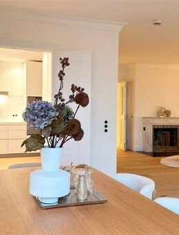 Gemütliche Wohnung mit Kamin und 2 Balkonen in Harvestehude - Hamburg