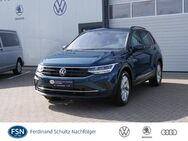 VW Tiguan, 2.0 TDI Life AID SIT, Jahr 2023 - Rostock