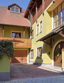Viel Platz in zentraler Lage! Großes Stadthaus in Hirschau mit Garage und 3 Balkonen - Hirschau