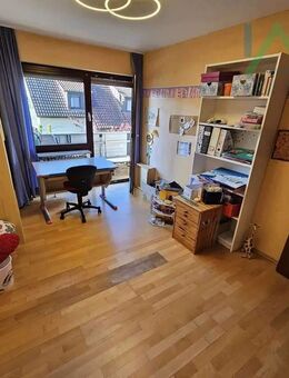 Reihenmittelhaus, mit Terrasse Loggia, zwei Südbalkonen, PV-Anlage und Garage - Filderstadt