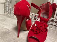 Rote High Heels von sexy curvy Latina - München