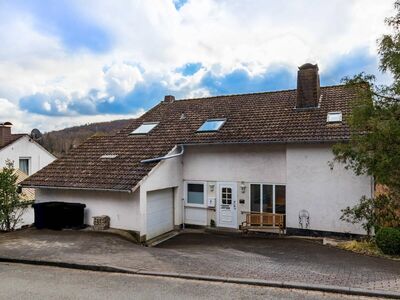 GROSSES EIN- BIS ZWEIFAMILIENHAUS MIT GARAGE, KAMIN UND BLICK AUF DEN RINGELSTEINER WALD