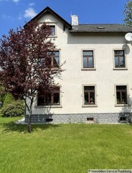 Lichtdurchflutete 2-Raum-Dachgeschosswohnung mit Garten und Garage - Radeberg