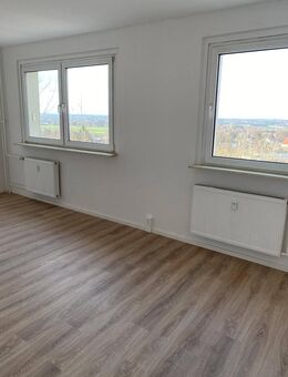 2 Zimmer Wohnung mit schönem Weitblick und Balkon - Halle (Saale)