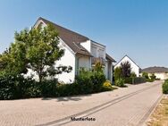 Gepflegtes Zweifamilienhaus mit Garage und Carport - Sonnefeld