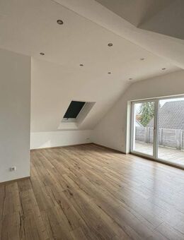 Hochwertig ausgestattet & saniert: Dachgeschosswohnung mit Balkon in Dechsendorf zu verkaufen - Erlangen