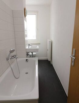 Pack die Badehose ein...helle 3-RW mit Wanne u. Balkon!!! - Freiberg
