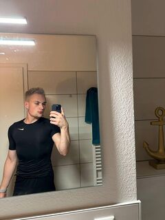 Junger Gay Callboy 18j sucht Spaß gegen TG