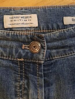 NEU! Marken Stretch Jeans Gr. 42 R Gerry Weber ' Romy ' Premium Collection blue used gerader Schnitt Beinlänge normal - passt sich durch den dehnbaren Elasthan-Stoffanteil überall der Figur an, auch in der Taille durch den elastischen Dehnbund - Schladen-Werla