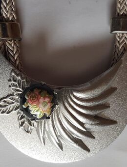 h09) Kette Halskette für Frauen dekorativer Modeschmuck graue Kordel mit Blumen Element - Garbsen