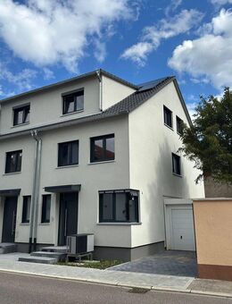 Neubau - Bereits 75% verkauft! Letzte freie Doppelhaushälfte mit großzügigen Wohnflächen und Garagen - Stutensee