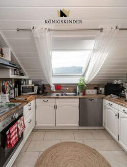 Sehr helle 3-Zimmer-DG-Wohnung mit Einbauküche & eigenem Gartenanteil & 2 Garagen in ruhiger Lage! - Plüderhausen