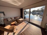 LUXUS Hausboot - 3 Etagen - 100m² Wohnen + 120 m² SONNENTERRASSE - Kamin, Kino, komplett individuell - Timmendorfer Strand