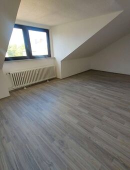 Gemütliche 3-Zimmer-Dachgeschosswohnung in Duisburg-Meiderich - Duisburg