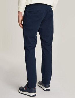Tommy Jeans Chinohose TJM AUSTIN CHINO Markenlogo an Gesäß- und Eingriffstasche